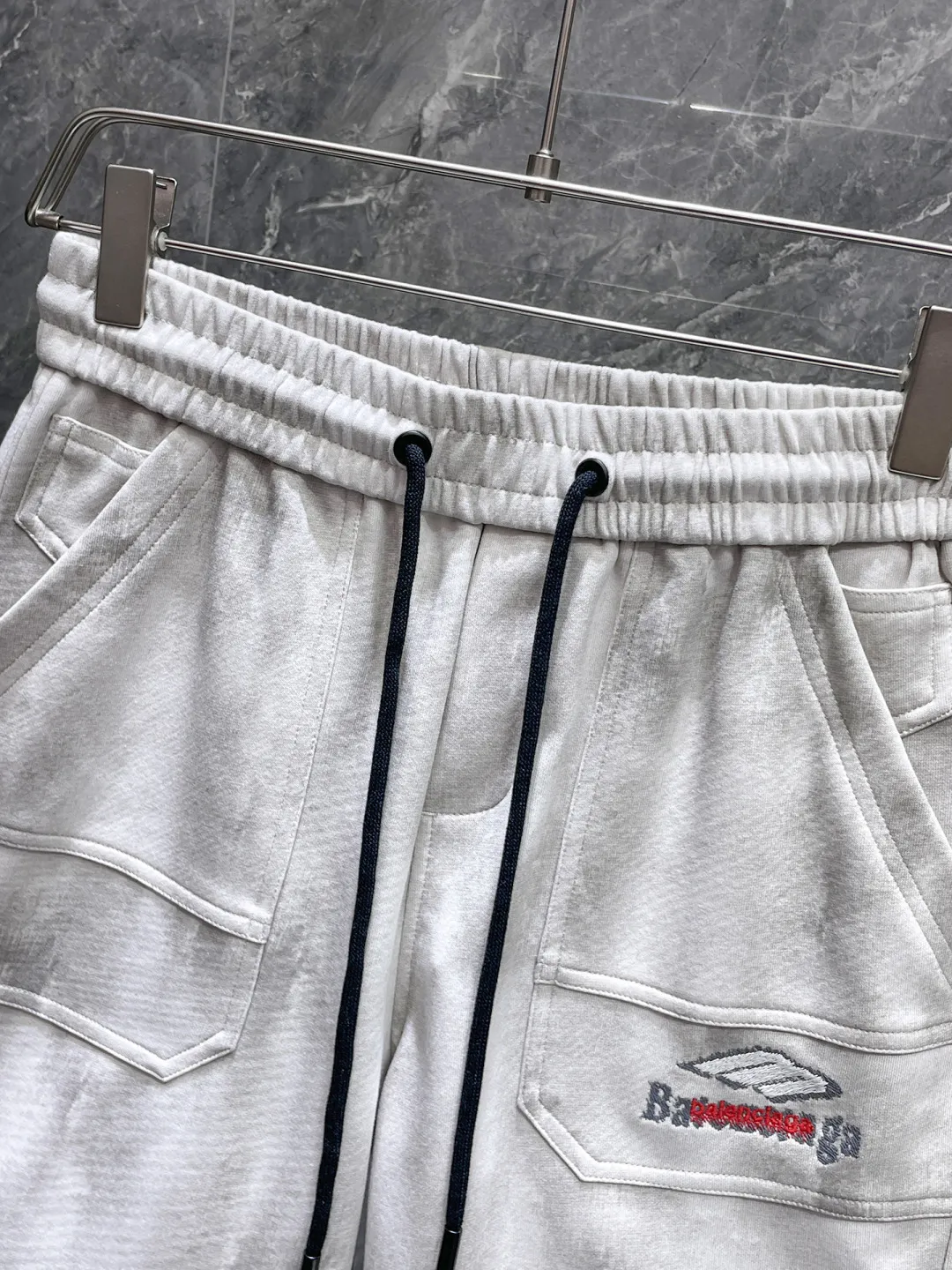 Balenciaga's three-standard complete 2026 summer New Arrival men's casual shorts, advanced custom-made Breathable fabric, Breathable fabric, extremely stretchy and comfortable, impeccable details, top-grade accessories, original logo design concept, delicate and soft feel! The upper body fit is awesome! Size: M-XXXL Please state your height and weight when ordering